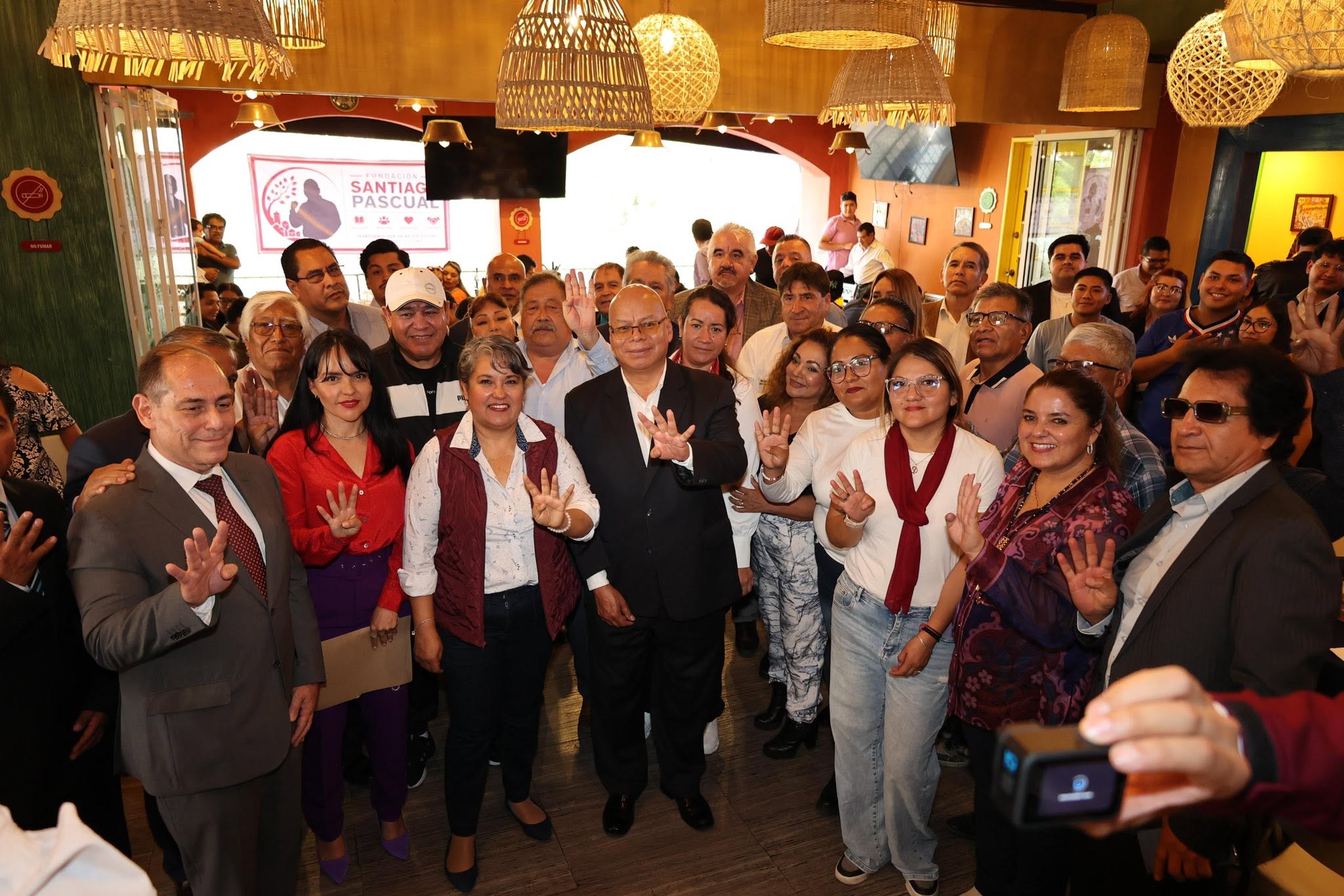 Voluntarios de la comunidad trabajando juntos